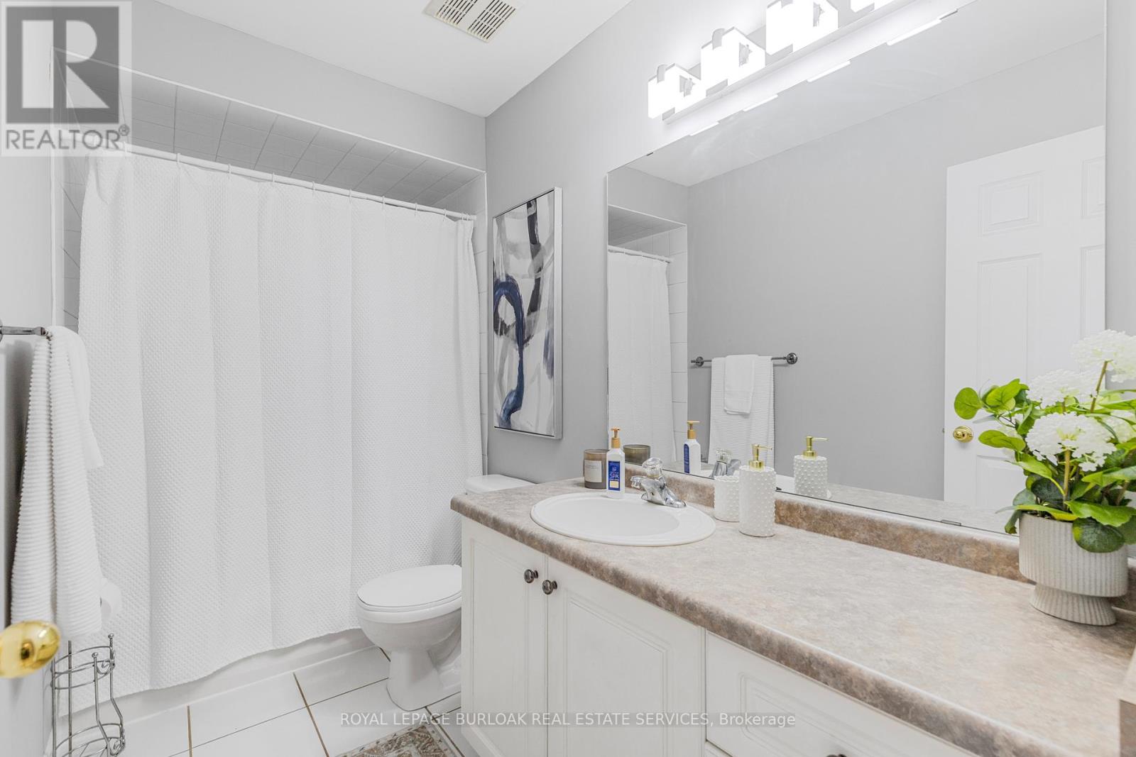 Photo 21 of 32 130 Robert Street, Milton ON