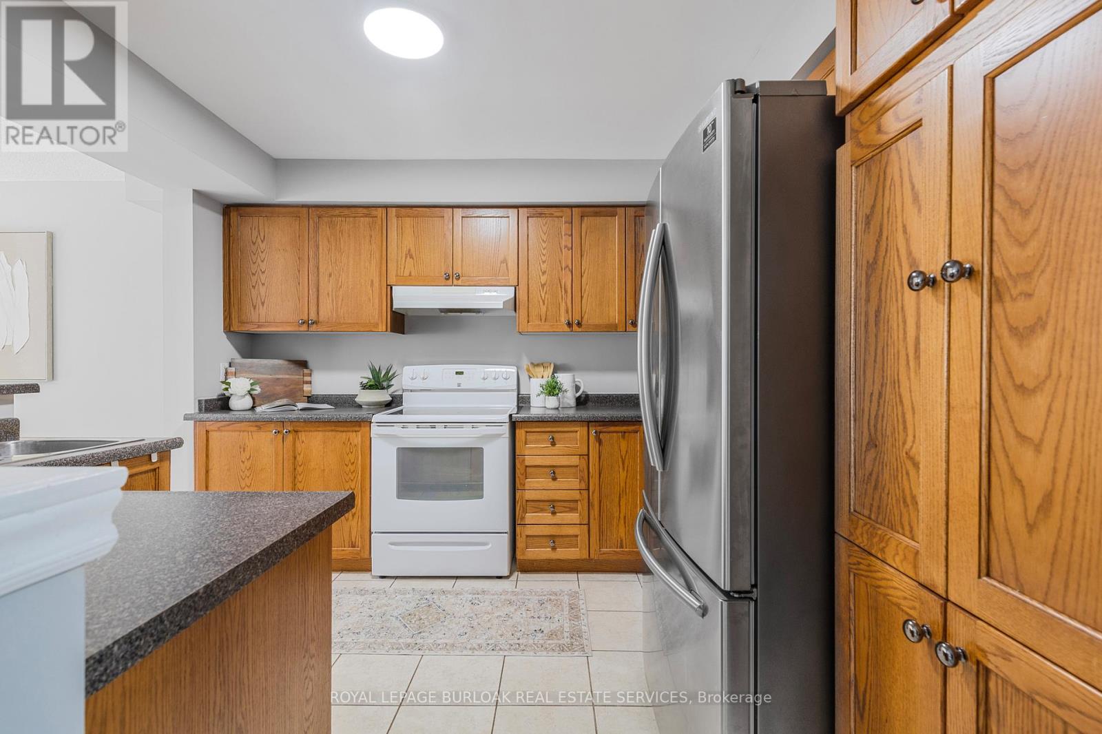 Photo 7 of 32 130 Robert Street, Milton ON