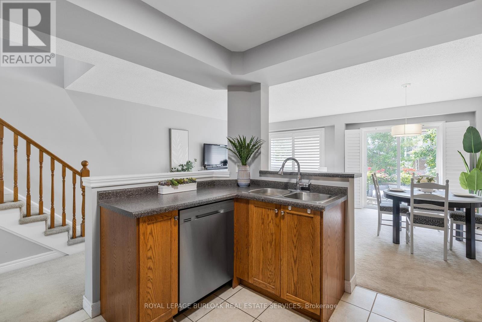 Photo 9 of 32 130 Robert Street, Milton ON