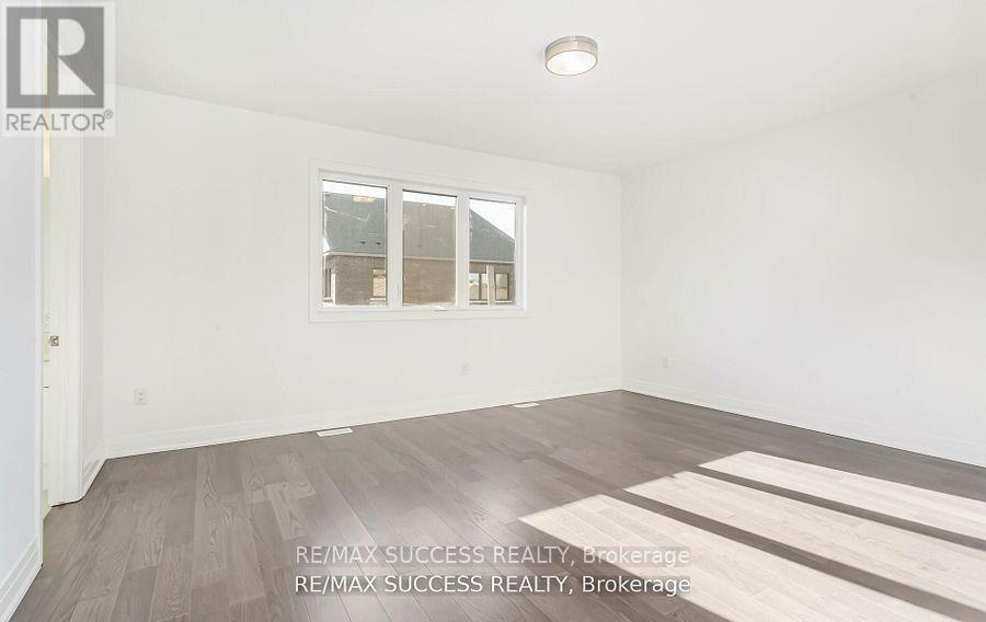 Photo 2 of 3130 Travertine Drive N, Oakville ON