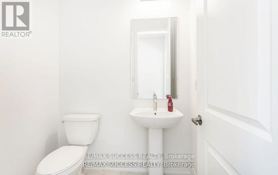 Photo 4 of 3130 Travertine Drive N, Oakville ON