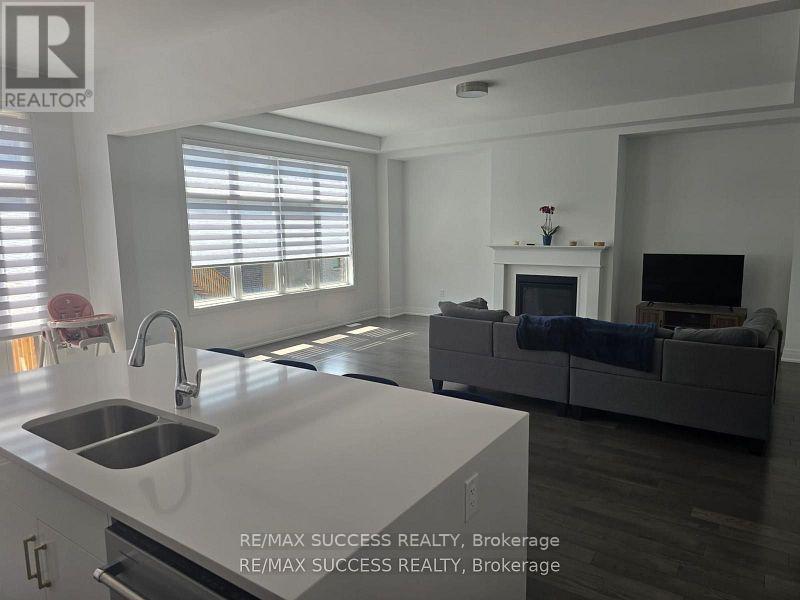 Photo 8 of 3130 Travertine Drive N, Oakville ON
