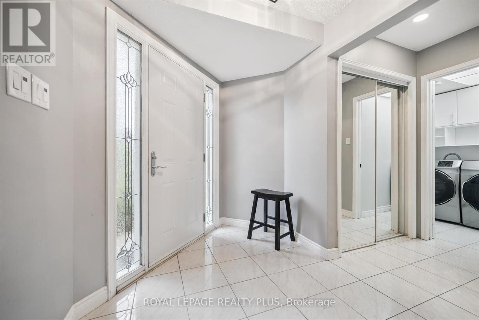 Photo 5 of 4543 Gullfoot Circle, Mississauga ON
