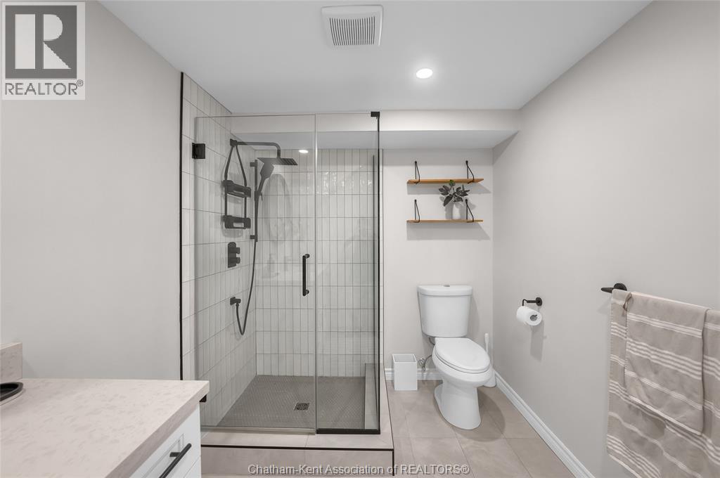 Photo 33 of 38 Burton Avenue, Chatham ON