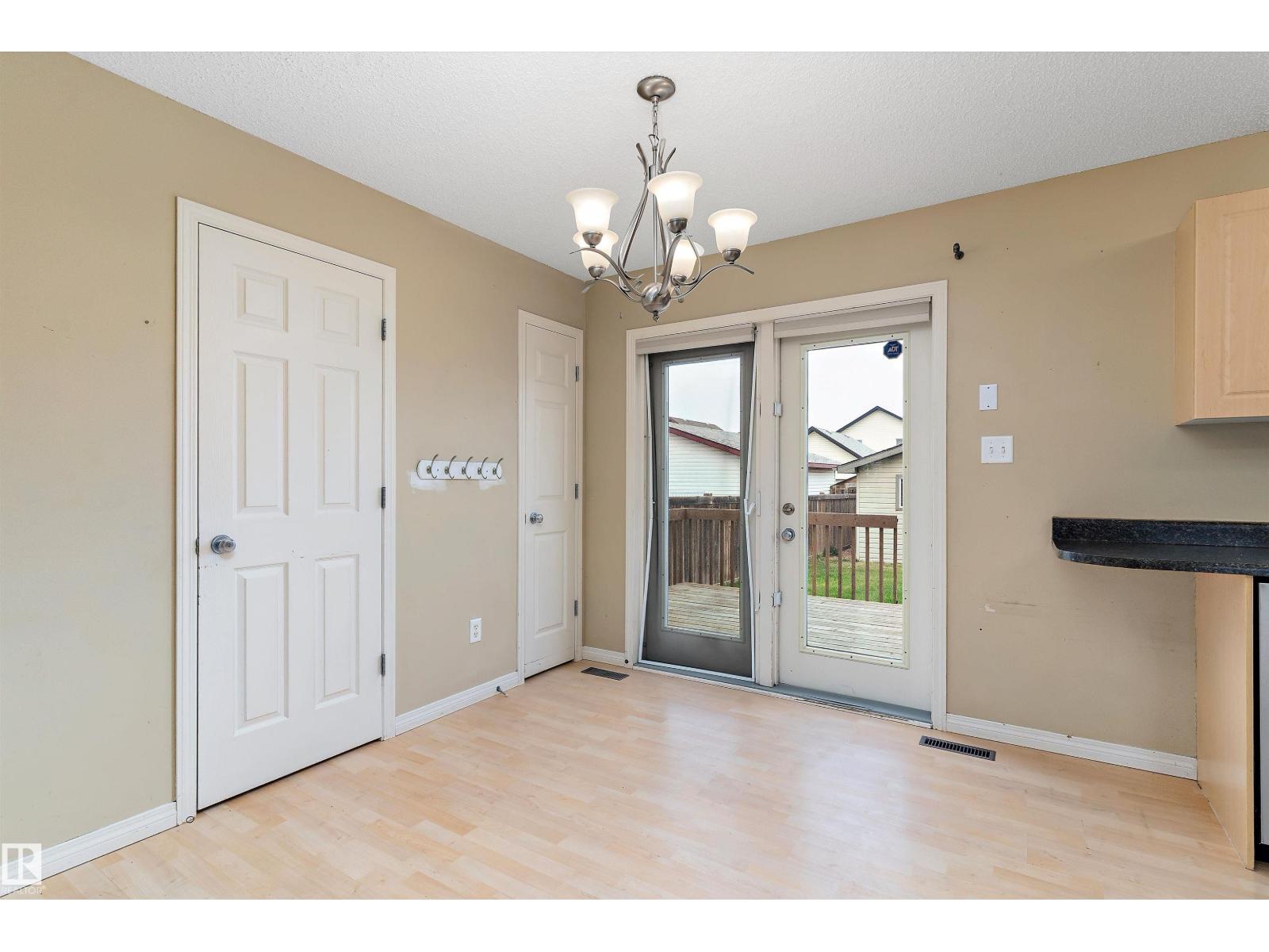 Photo 10 of 2330 29 A Av Nw, Edmonton AB