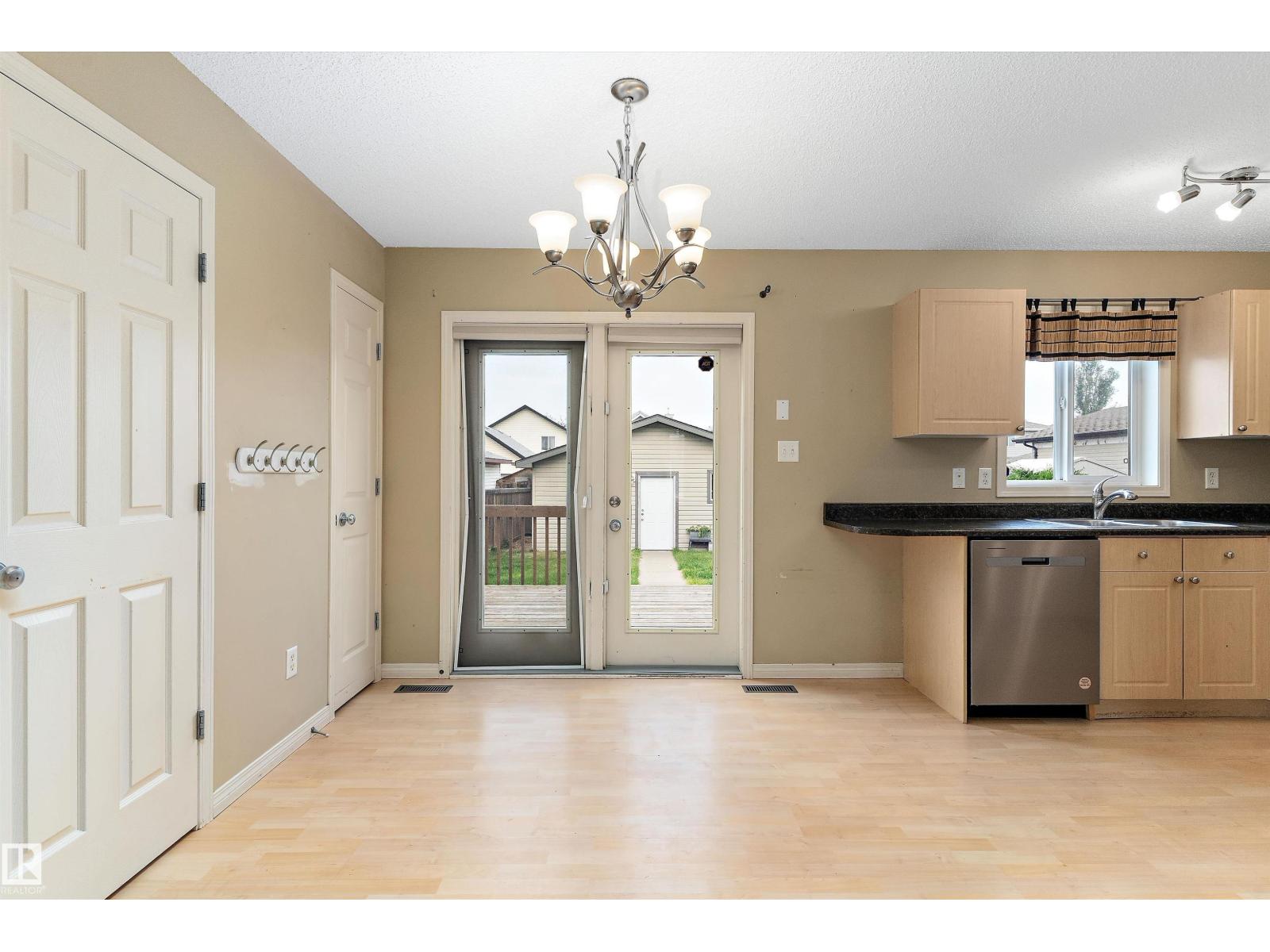 Photo 11 of 2330 29 A Av Nw, Edmonton AB
