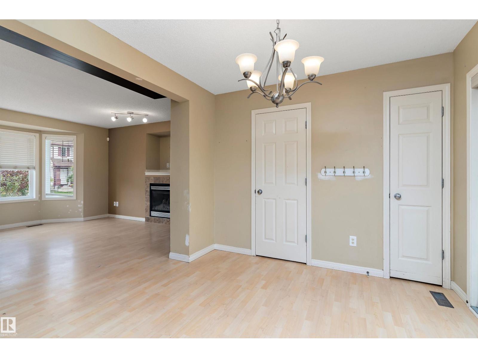 Photo 12 of 2330 29 A Av Nw, Edmonton AB