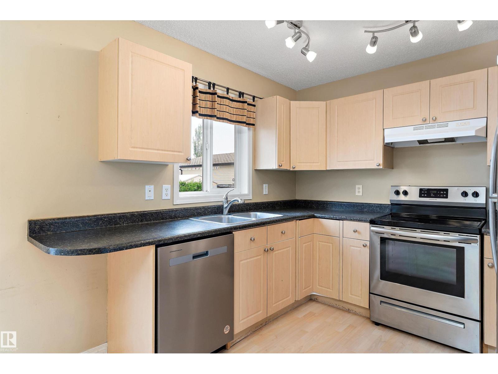 Photo 15 of 2330 29 A Av Nw, Edmonton AB