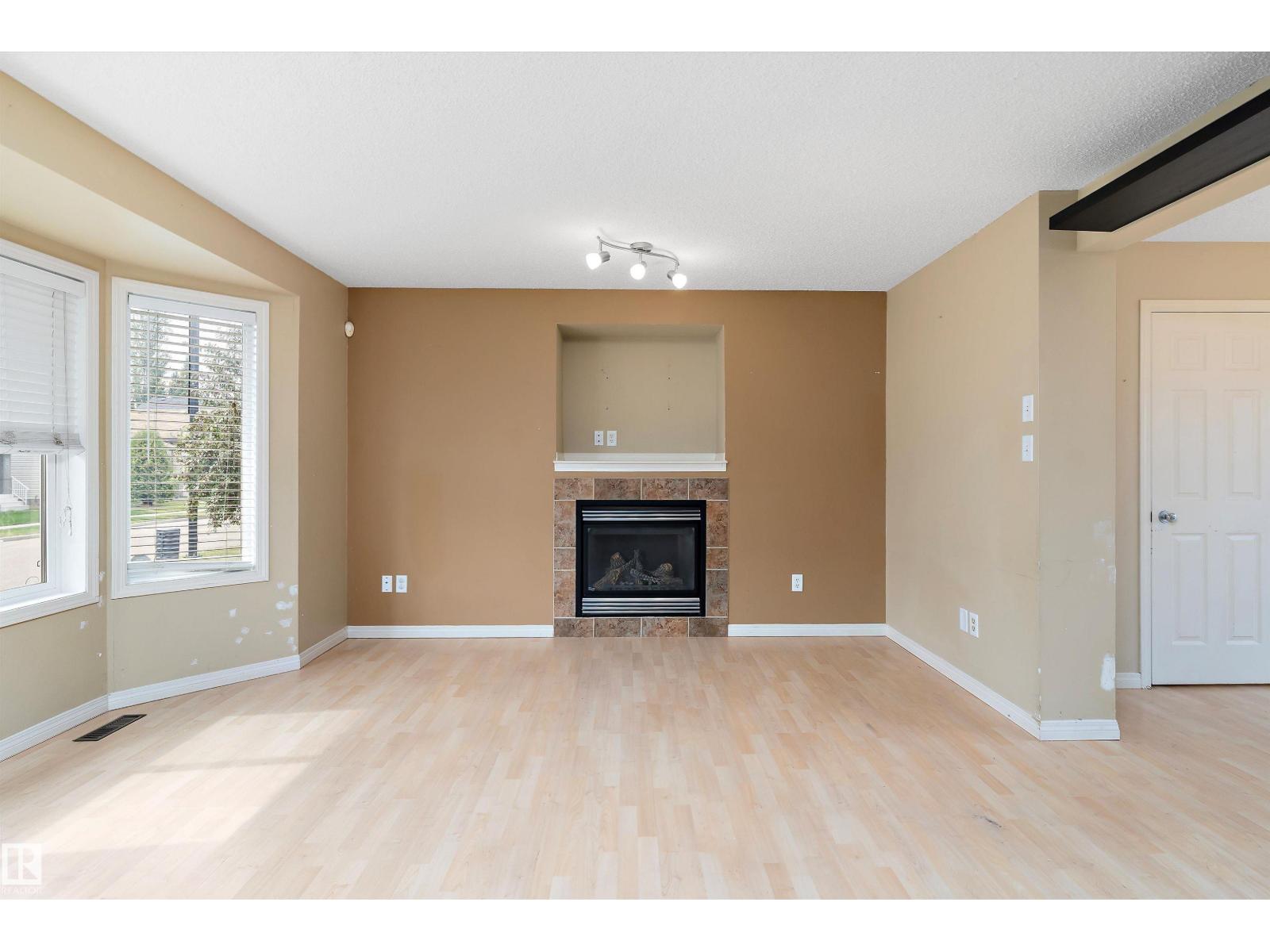 Photo 5 of 2330 29 A Av Nw, Edmonton AB