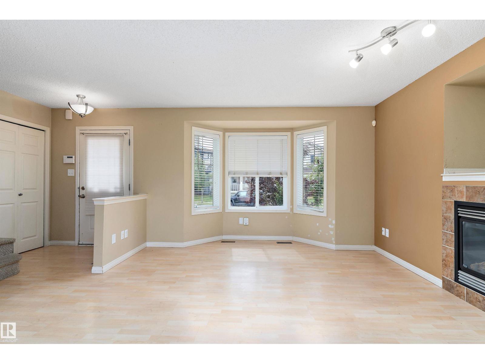 Photo 7 of 2330 29 A Av Nw, Edmonton AB