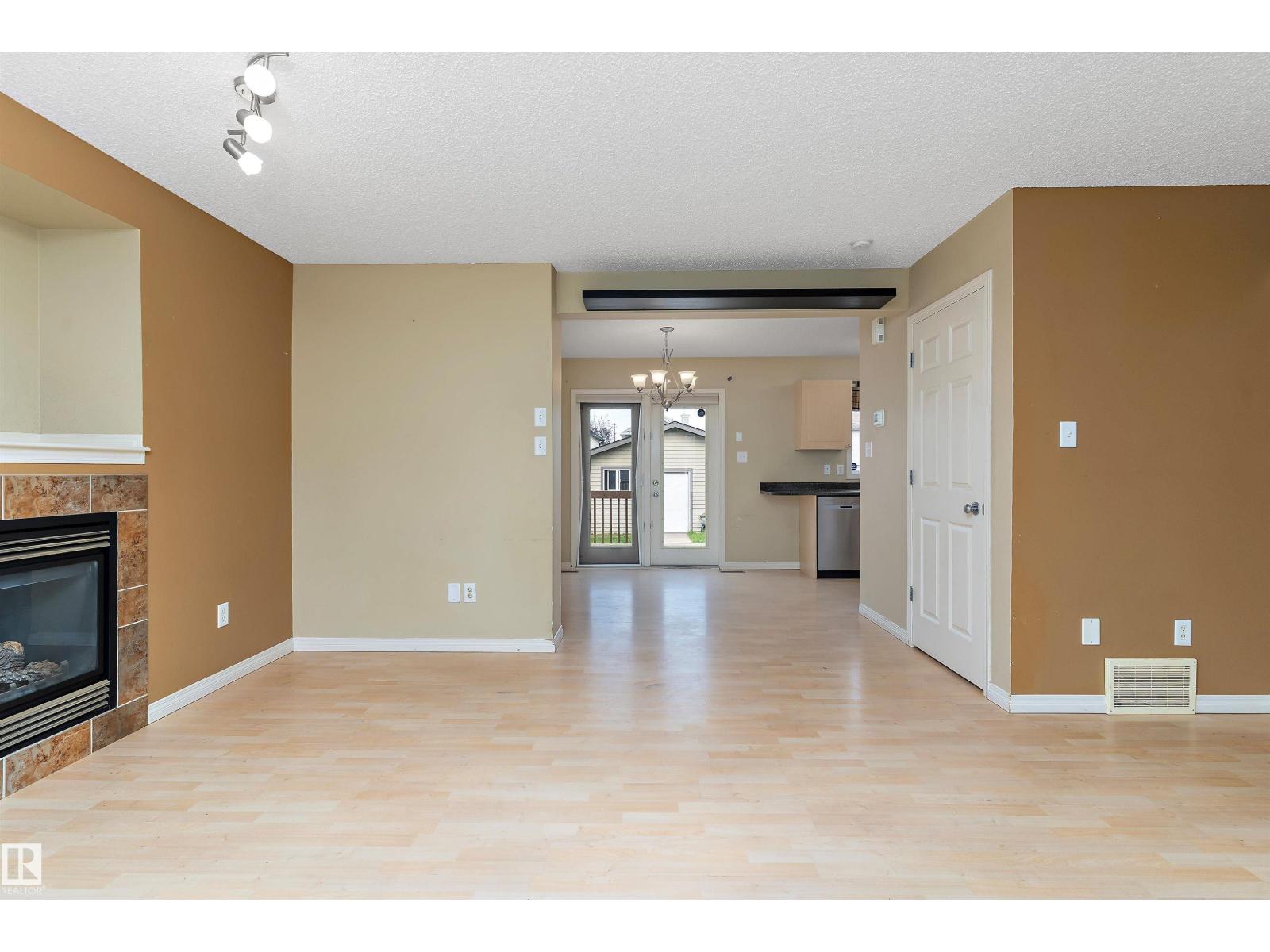 Photo 8 of 2330 29 A Av Nw, Edmonton AB