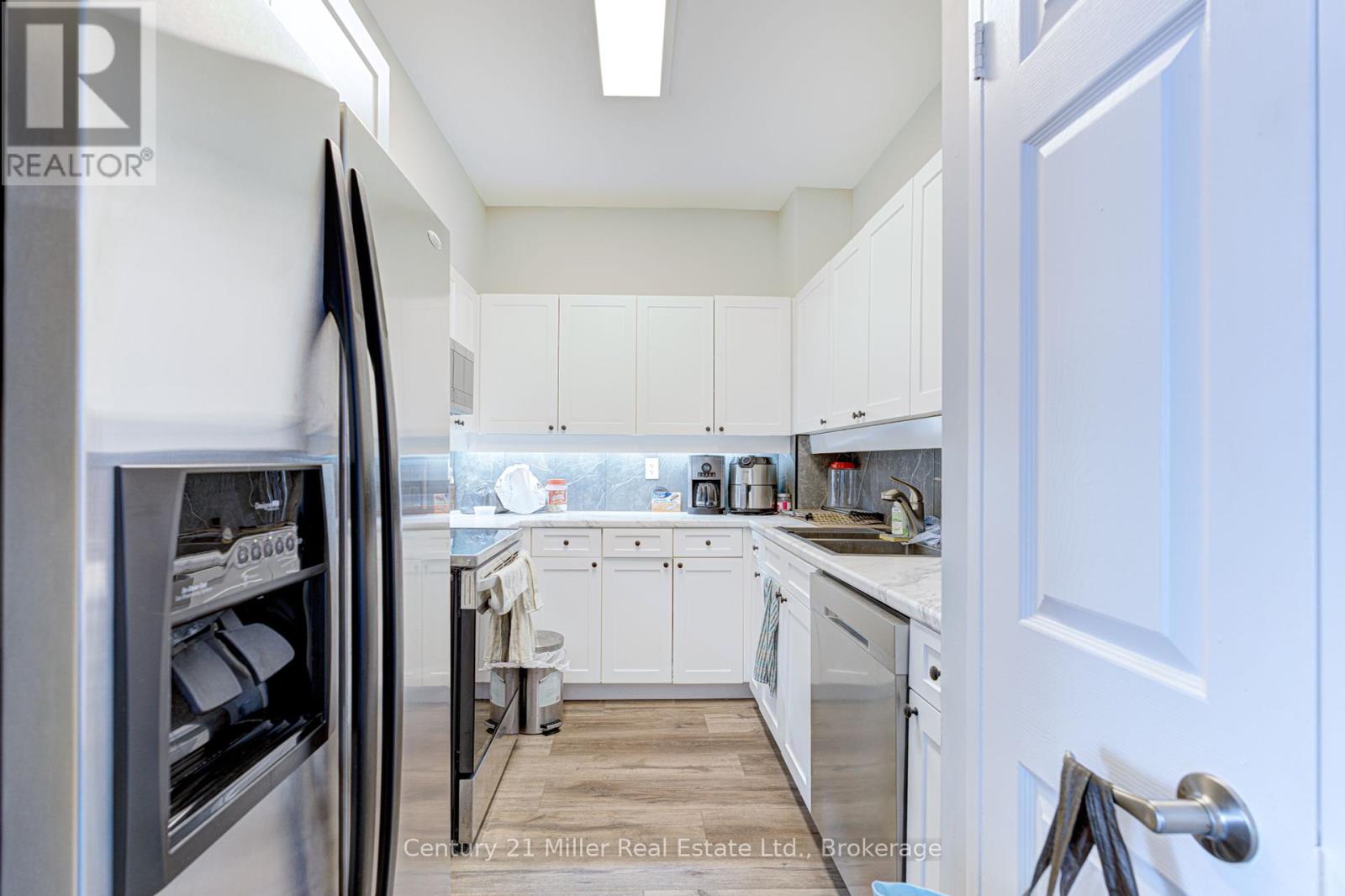 Photo 11 of 319 2511 Lakeshore Road W, Oakville ON