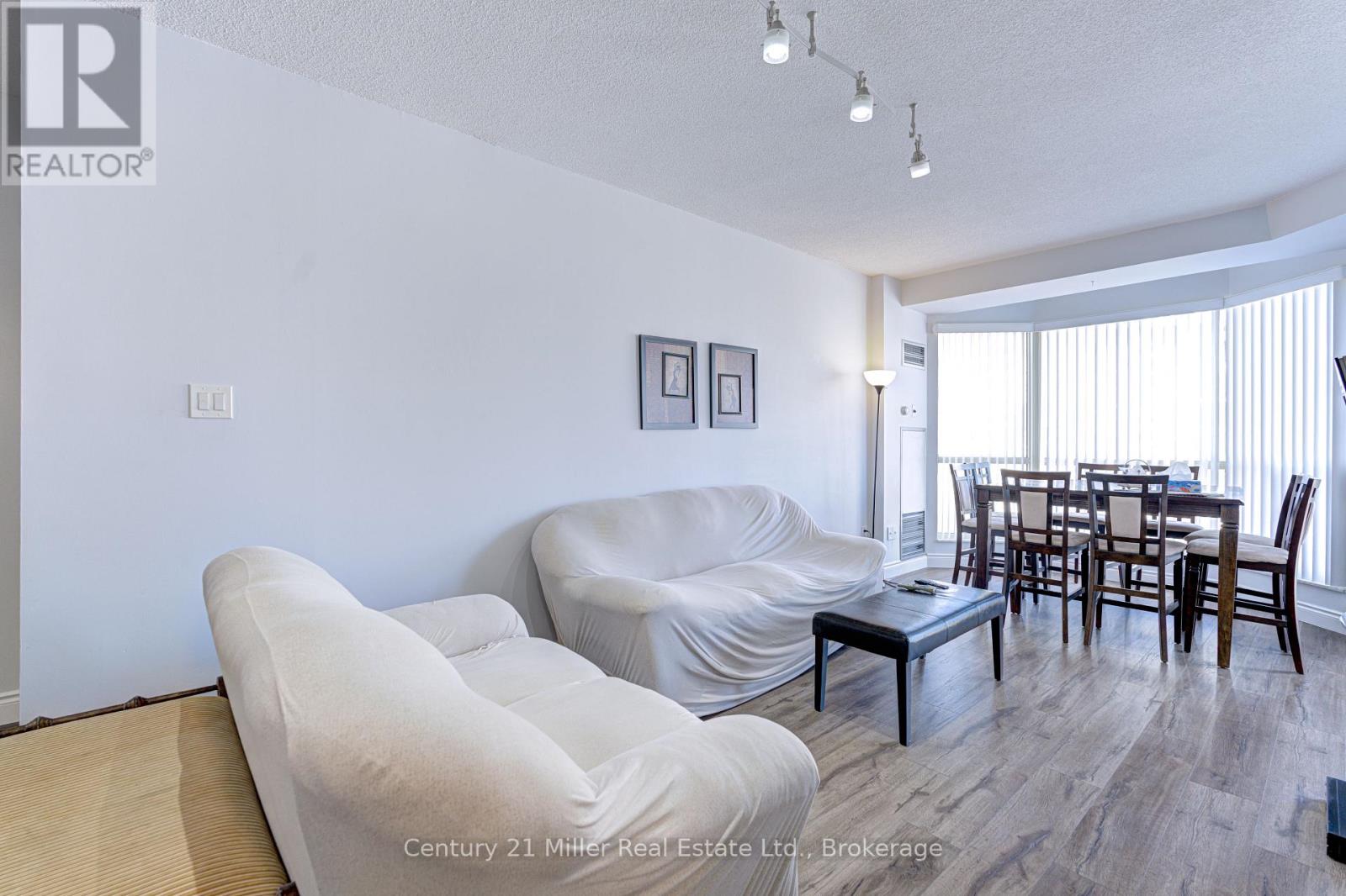 Photo 13 of 319 2511 Lakeshore Road W, Oakville ON