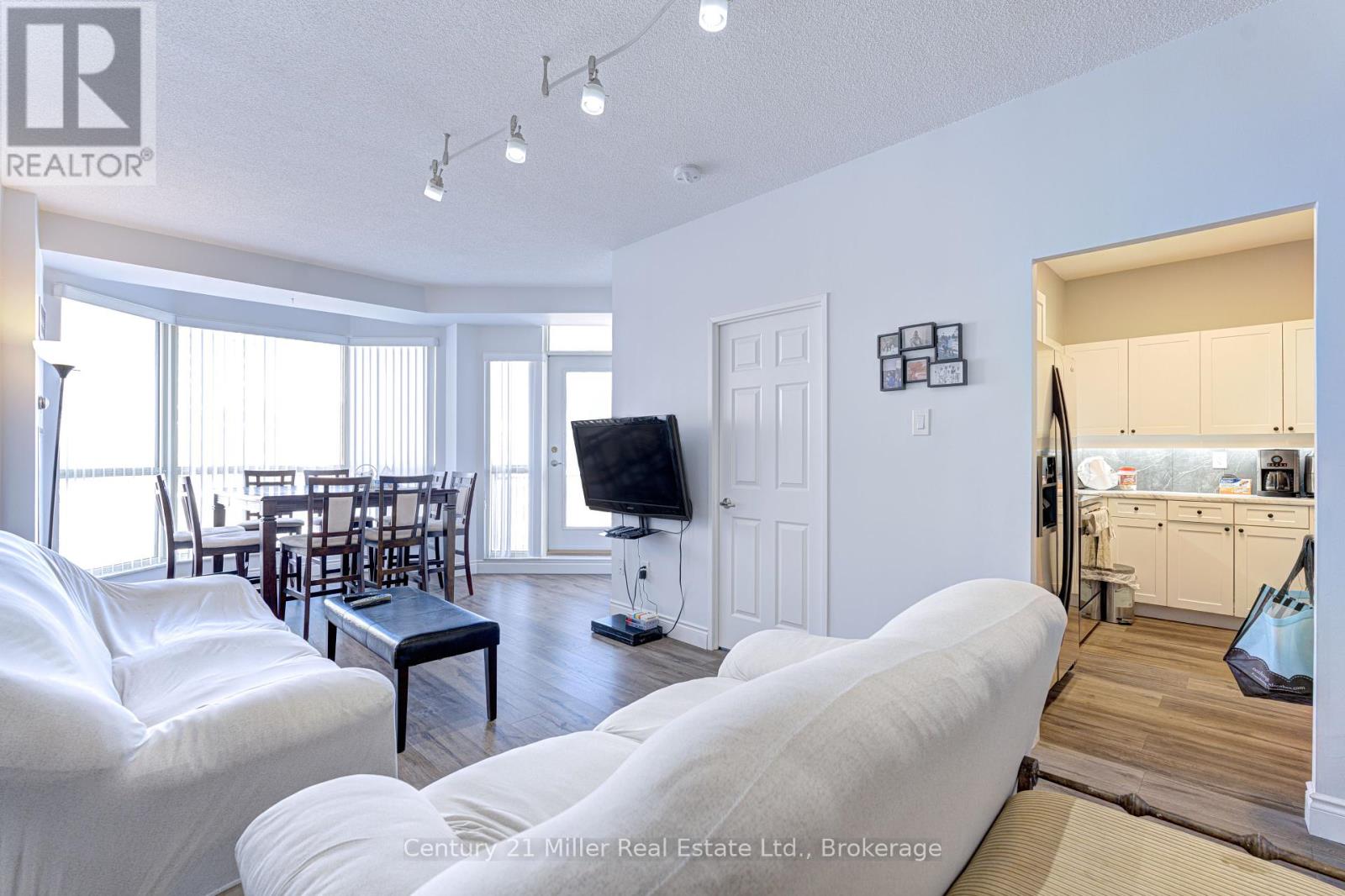 Photo 14 of 319 2511 Lakeshore Road W, Oakville ON
