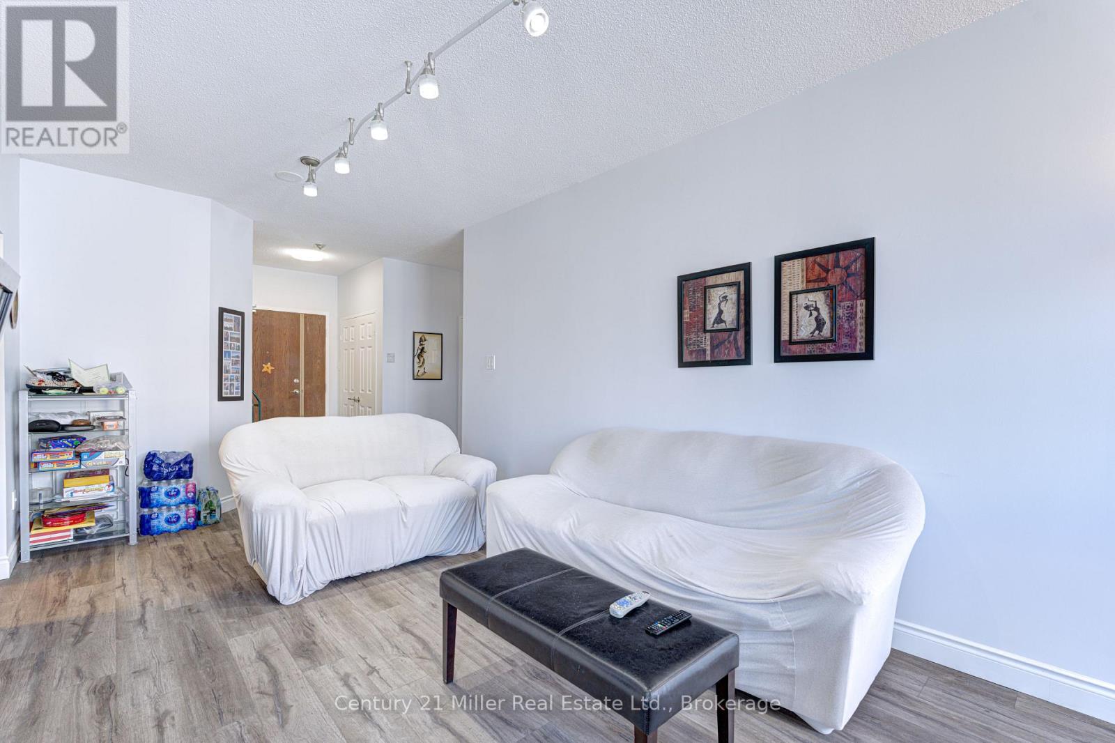 Photo 16 of 319 2511 Lakeshore Road W, Oakville ON