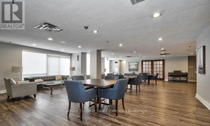 Photo 29 of 319 2511 Lakeshore Road W, Oakville ON