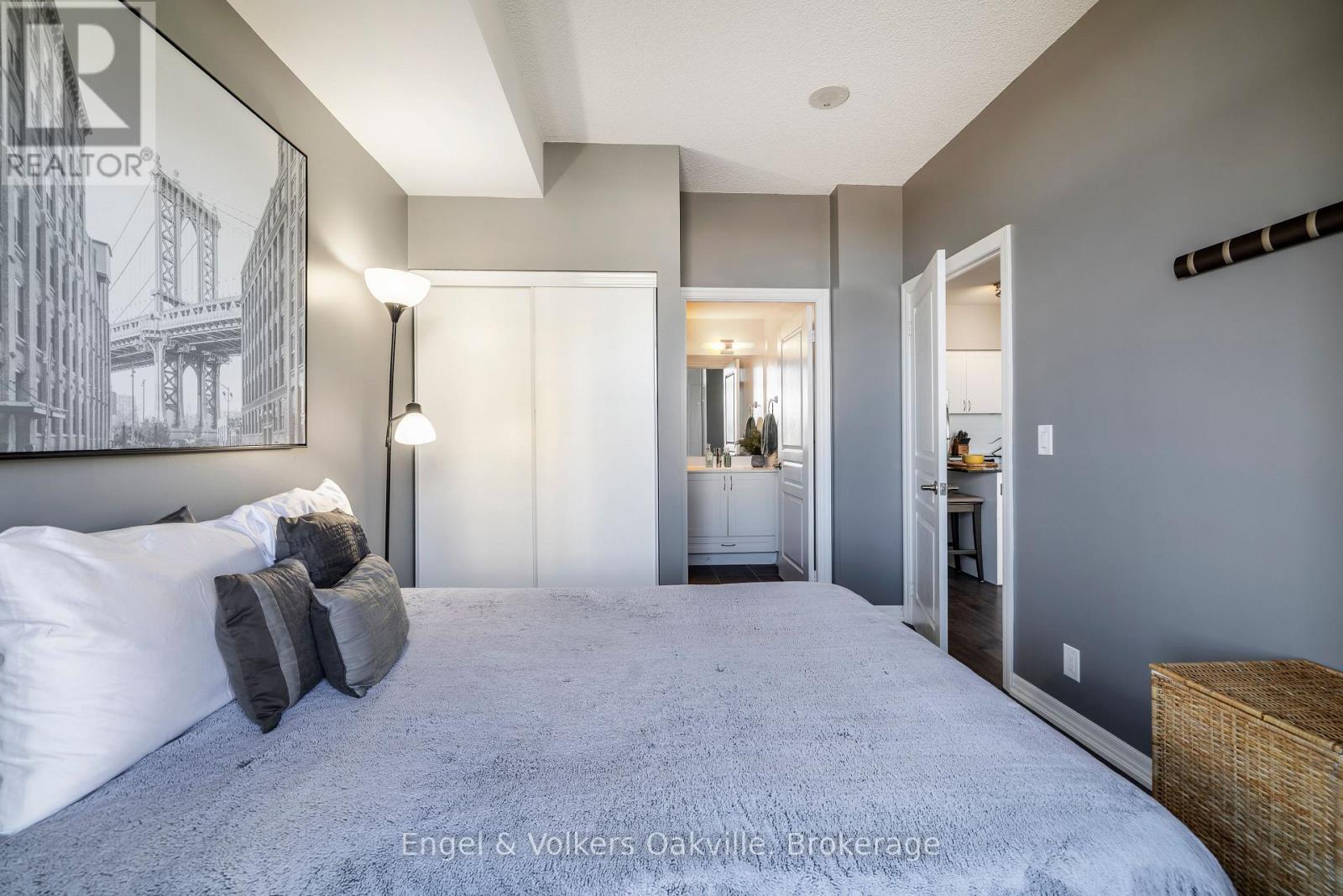 Photo 13 of 1940 Ironstone Drive, Burlington ON