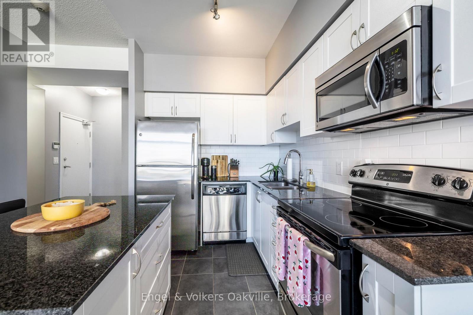 Photo 7 of 1940 Ironstone Drive, Burlington ON