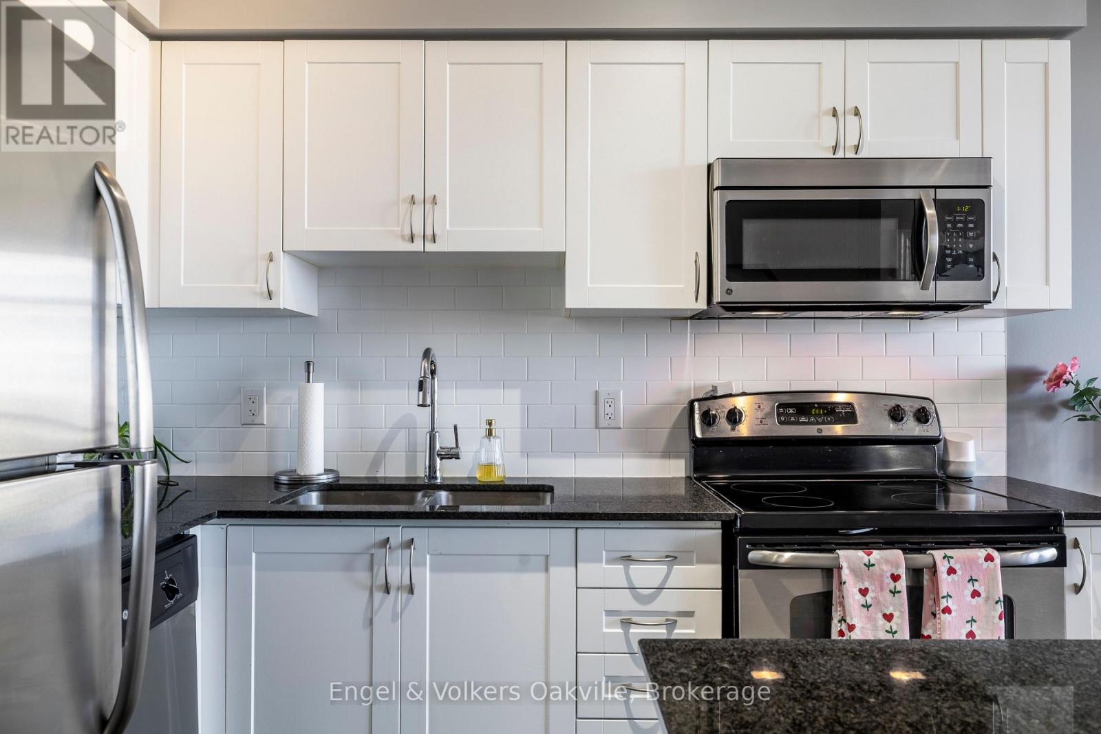 Photo 8 of 1940 Ironstone Drive, Burlington ON
