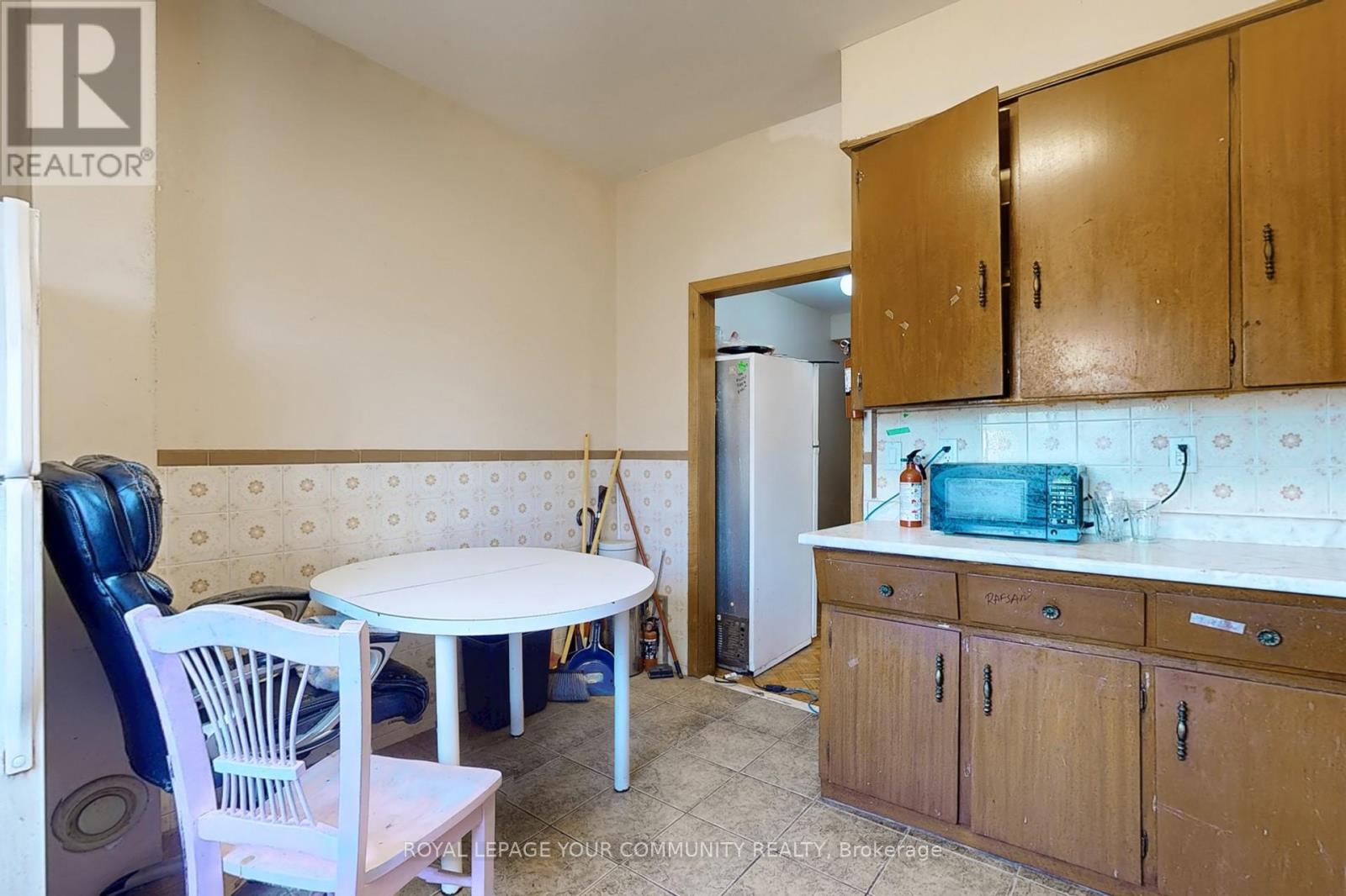 Photo 11 of 134 Brunswick Avenue, Toronto ON