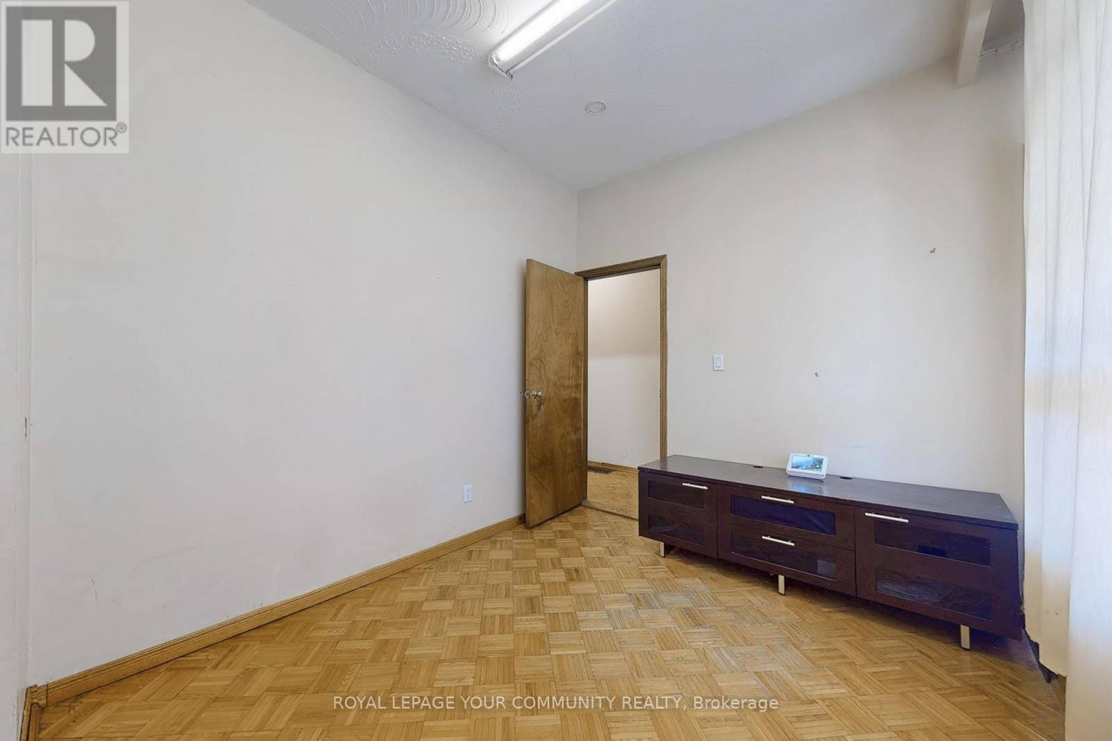 Photo 4 of 134 Brunswick Avenue, Toronto ON