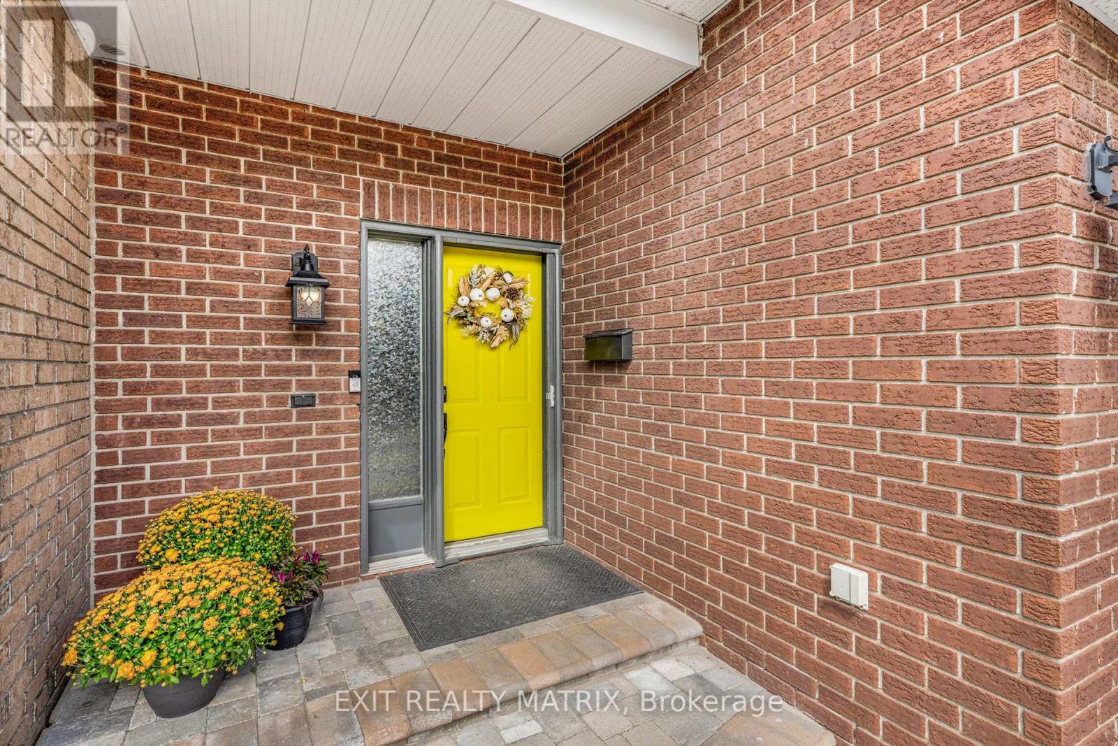 Photo 3 of 1503 Briarfield Crescent, Ottawa ON