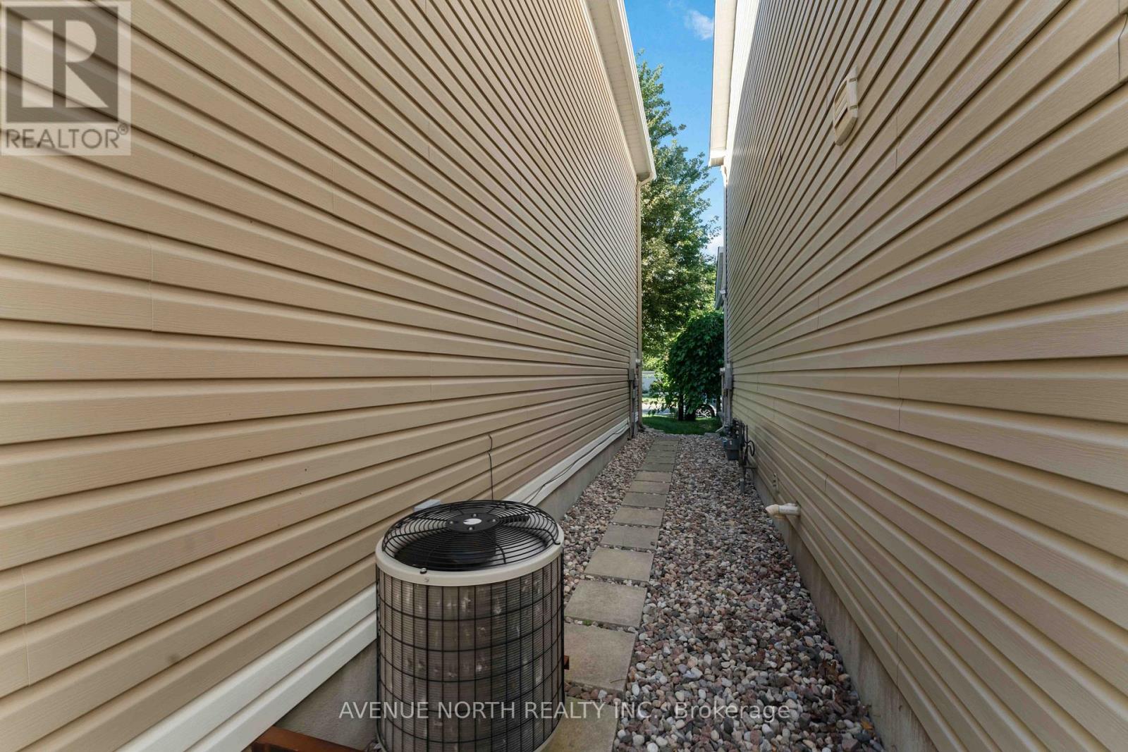 Photo 39 of 102 Chancery Crescent, Ottawa ON