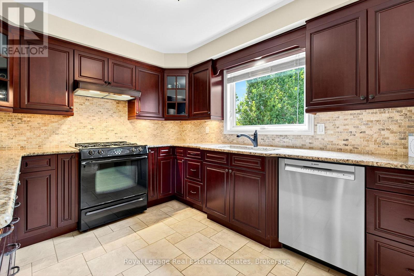 Photo 10 of 29 Laurendale Avenue, Hamilton ON