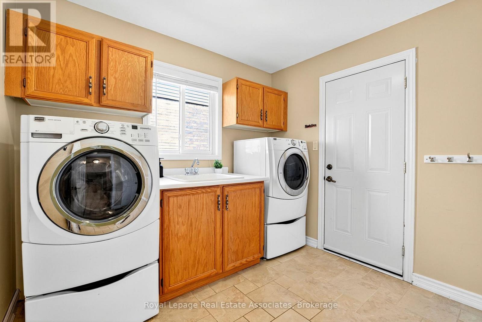Photo 16 of 29 Laurendale Avenue, Hamilton ON