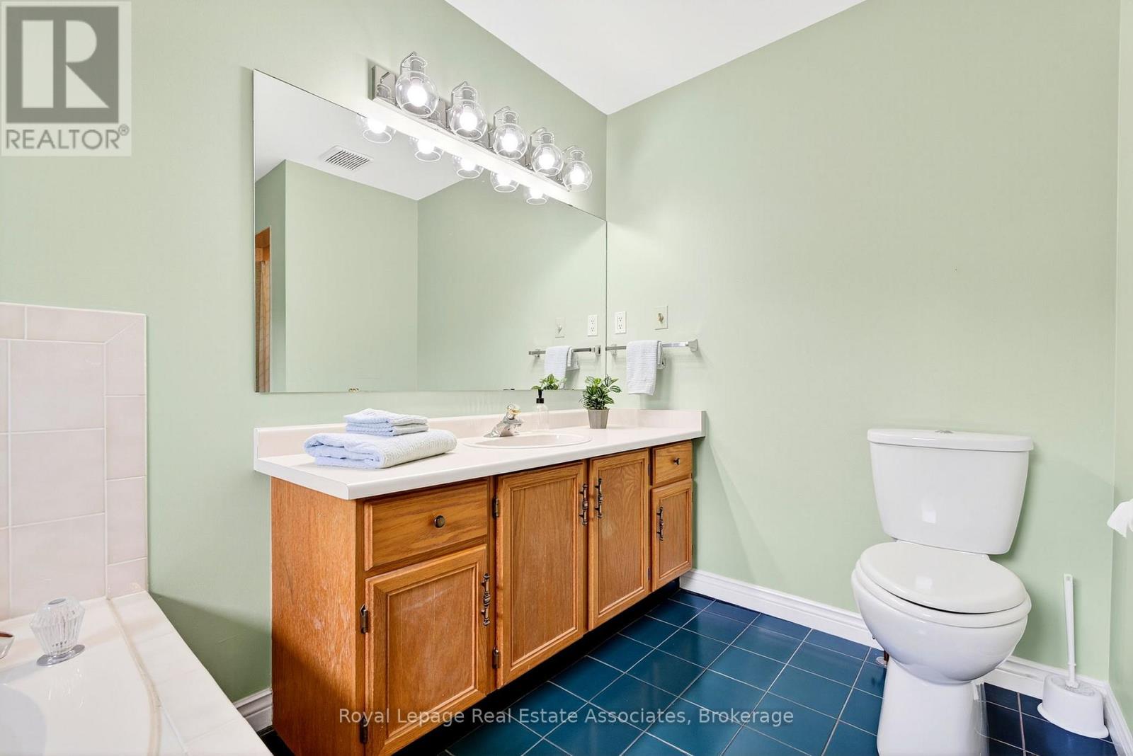 Photo 21 of 29 Laurendale Avenue, Hamilton ON