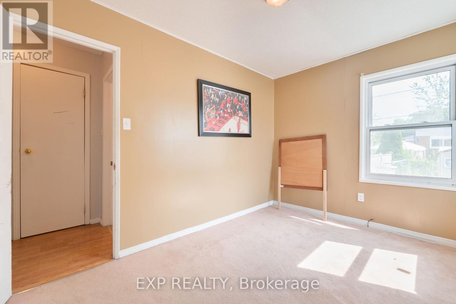 Photo 12 of 325 Simpson Avenue, Welland ON