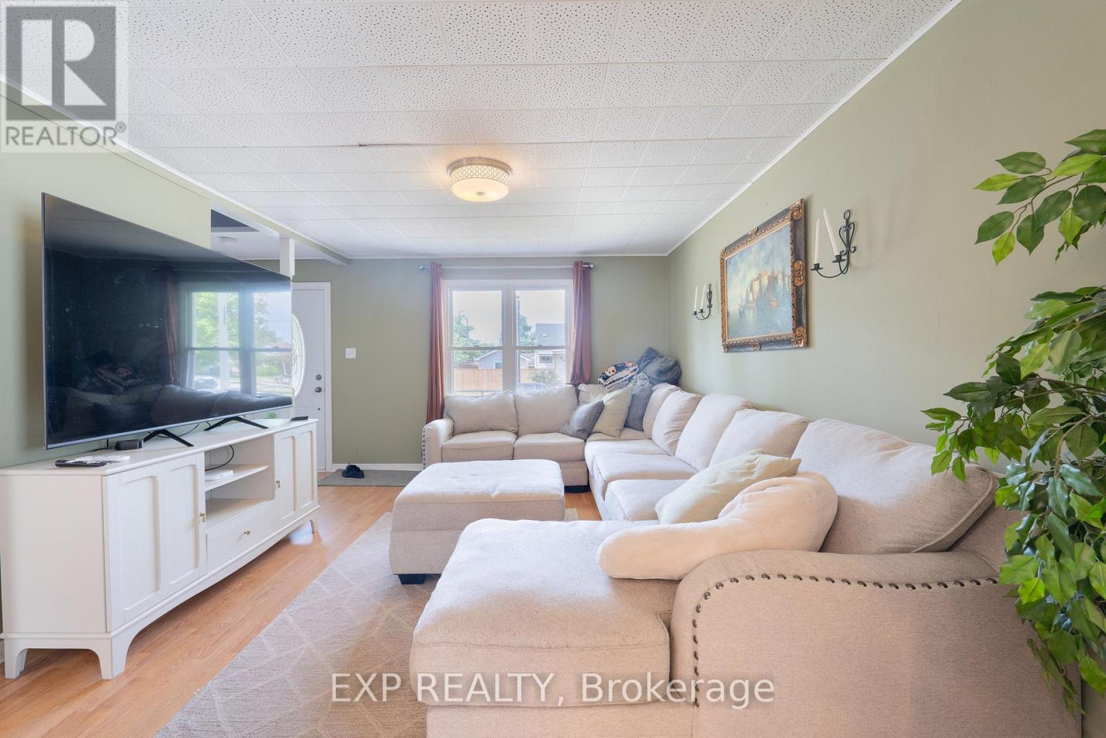 Photo 4 of 325 Simpson Avenue, Welland ON