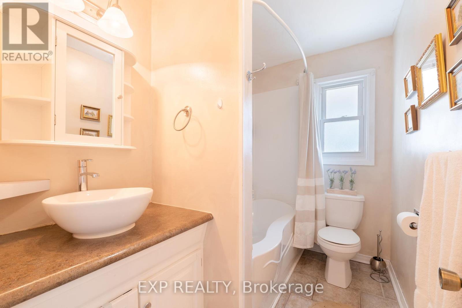 Photo 9 of 325 Simpson Avenue, Welland ON