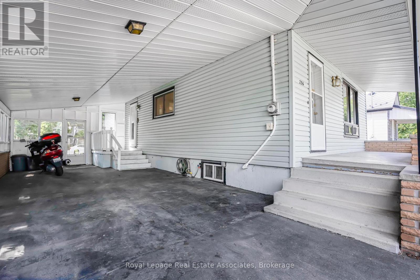 Photo 4 of 256 Chapel Street, Norfolk ON