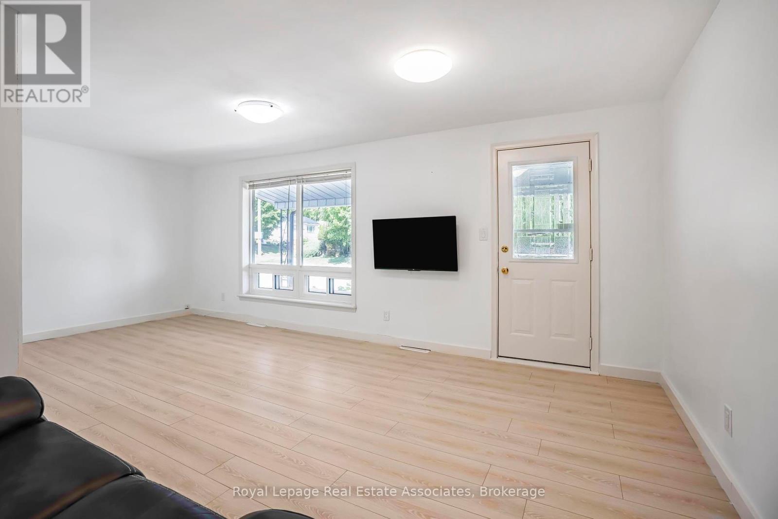 Photo 5 of 256 Chapel Street, Norfolk ON