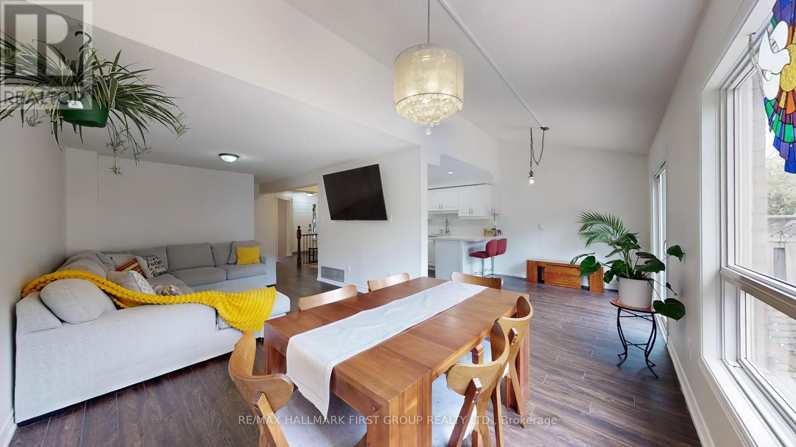 Photo 12 of 54 Davies Crescent, Whitby ON
