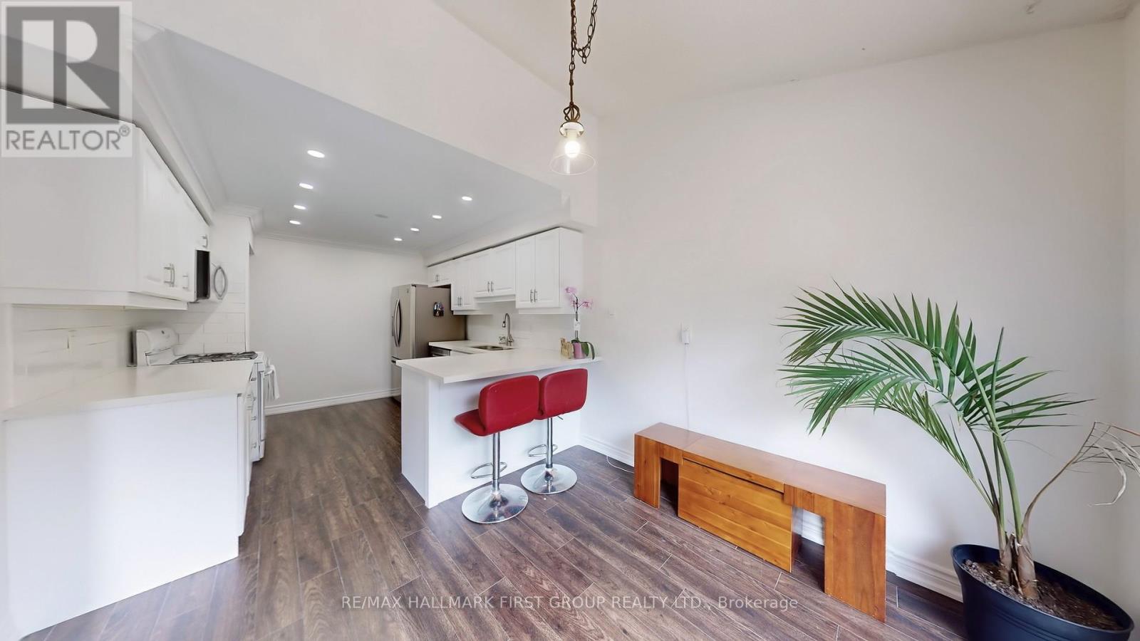 Photo 18 of 54 Davies Crescent, Whitby ON
