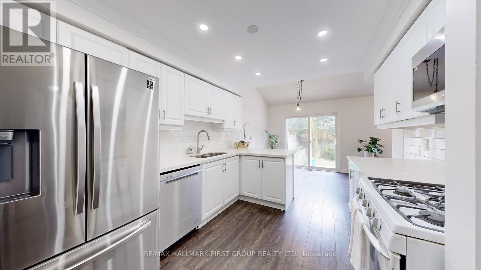 Photo 19 of 54 Davies Crescent, Whitby ON