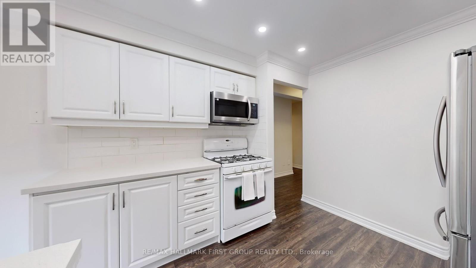 Photo 21 of 54 Davies Crescent, Whitby ON