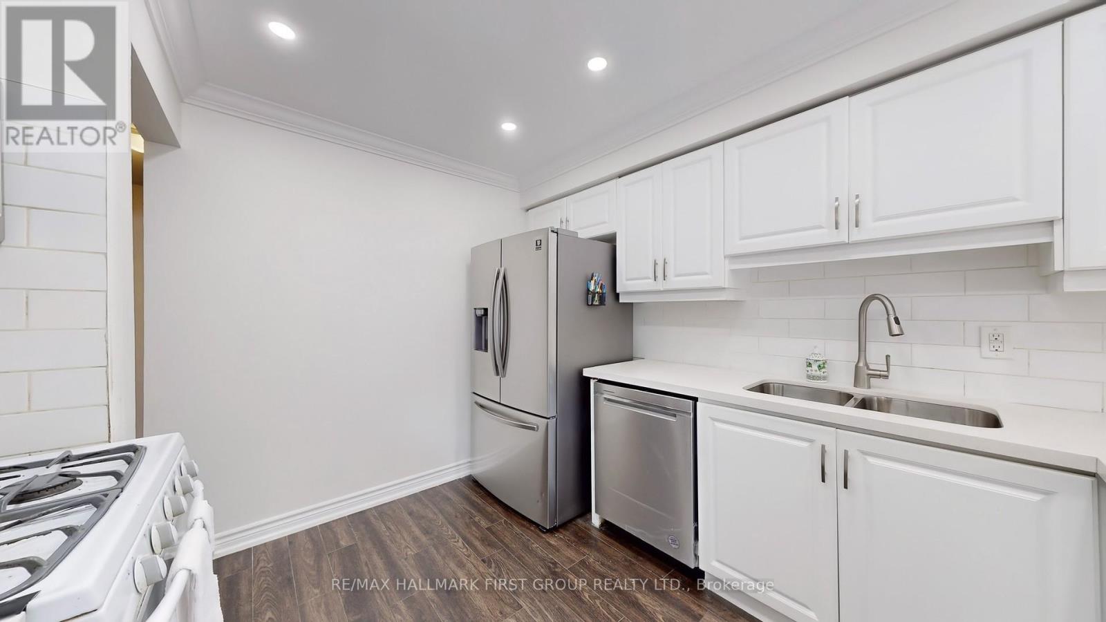 Photo 22 of 54 Davies Crescent, Whitby ON