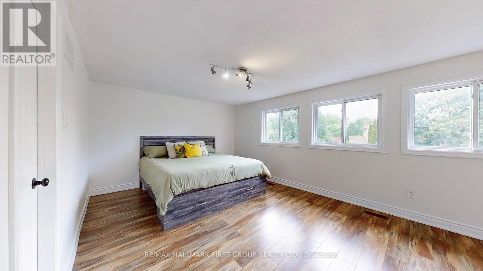 Photo 24 of 54 Davies Crescent, Whitby ON