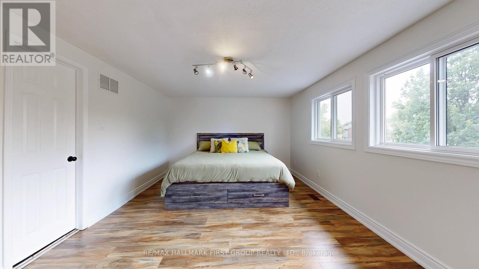 Photo 25 of 54 Davies Crescent, Whitby ON