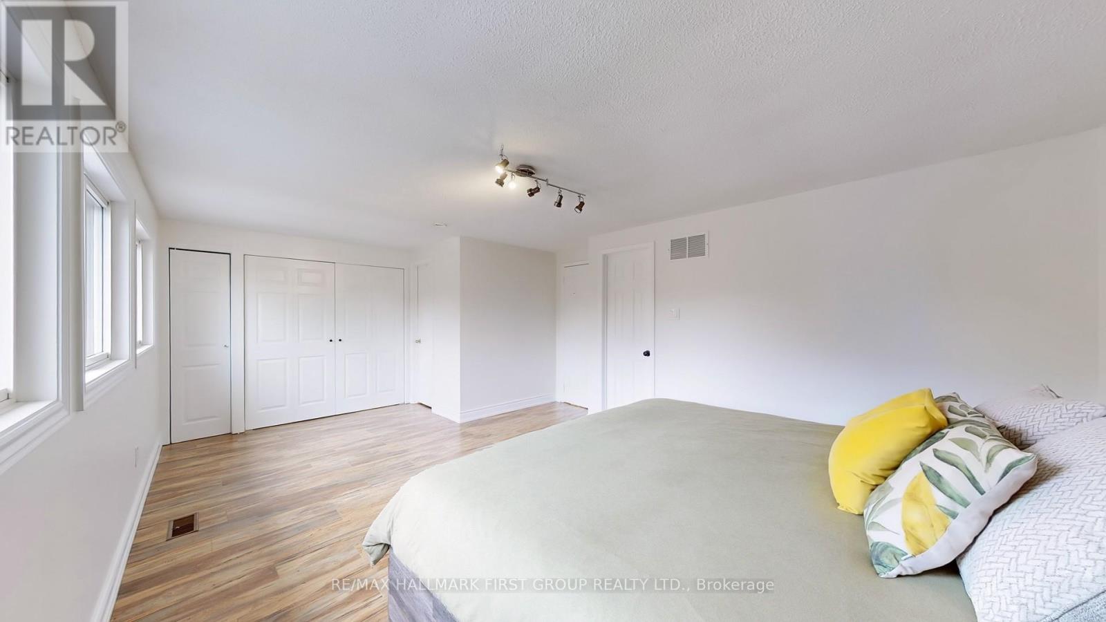 Photo 27 of 54 Davies Crescent, Whitby ON