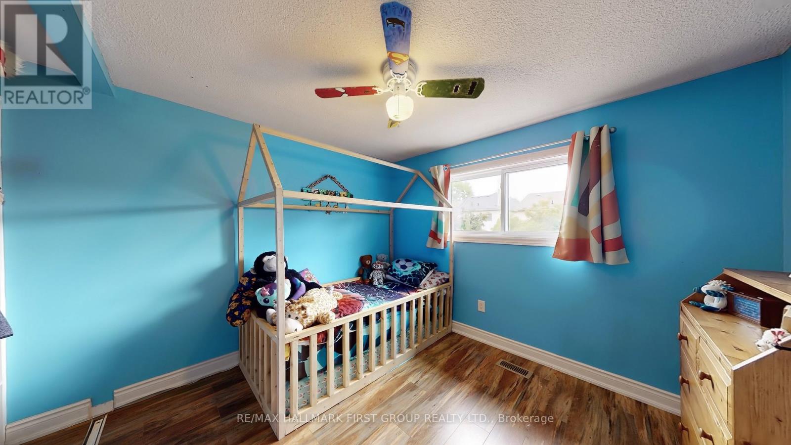 Photo 35 of 54 Davies Crescent, Whitby ON