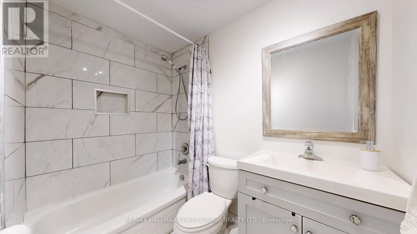 Photo 36 of 54 Davies Crescent, Whitby ON