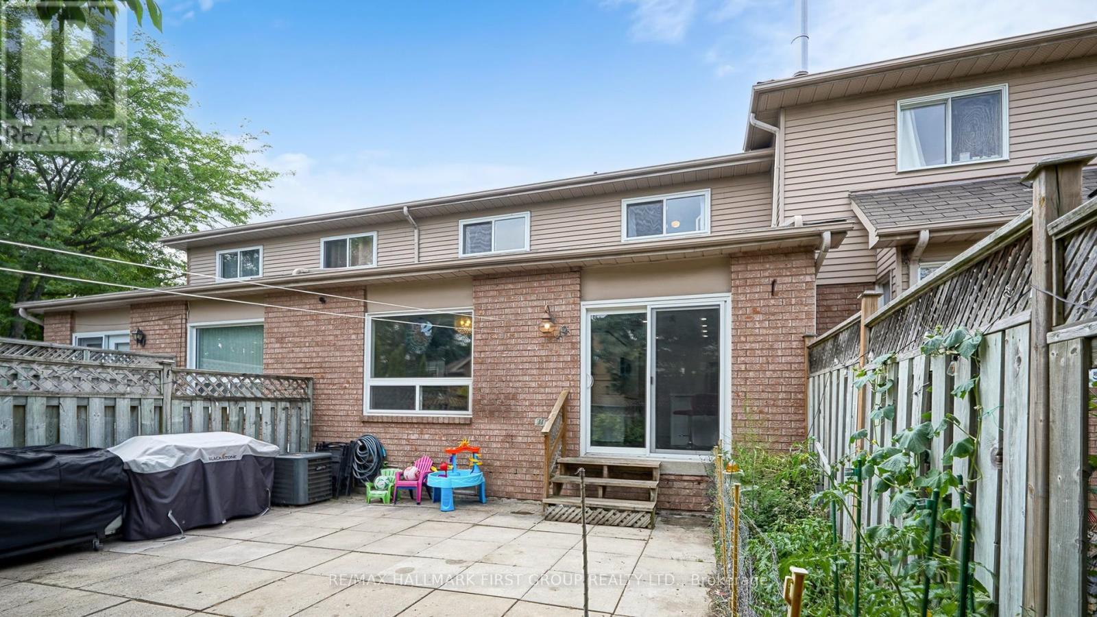 Photo 43 of 54 Davies Crescent, Whitby ON