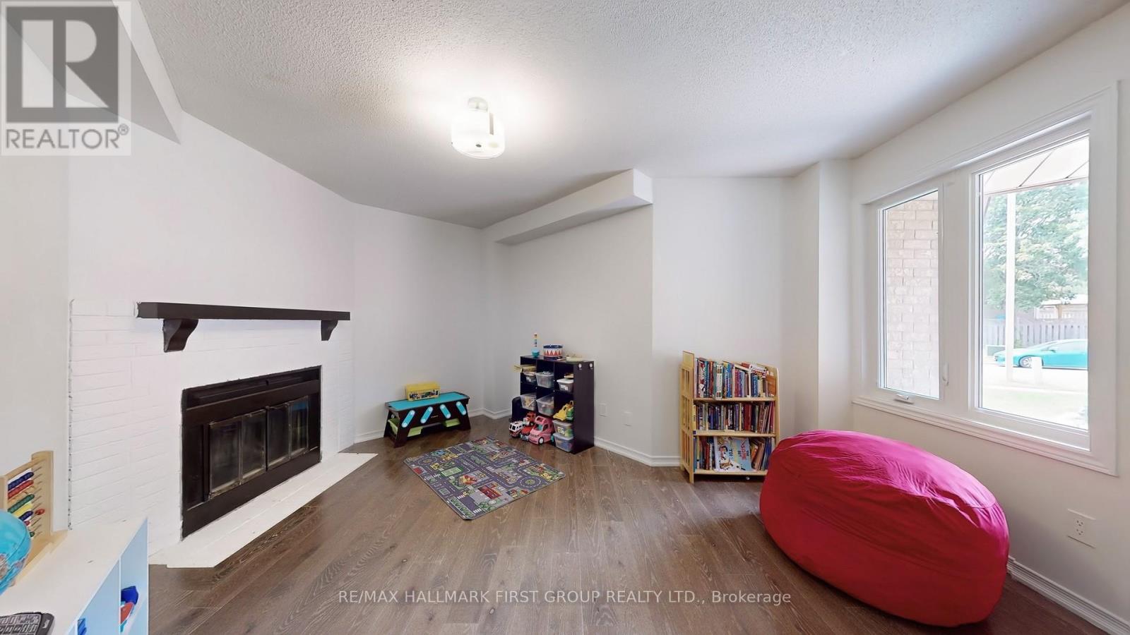 Photo 6 of 54 Davies Crescent, Whitby ON