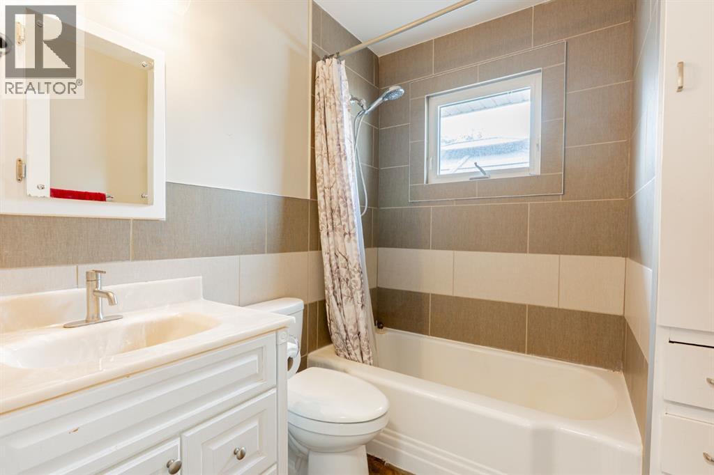 Photo 12 of 185 8 Street Nw, Medicine Hat AB