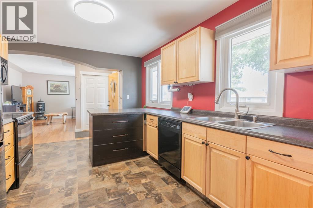 Photo 4 of 185 8 Street Nw, Medicine Hat AB