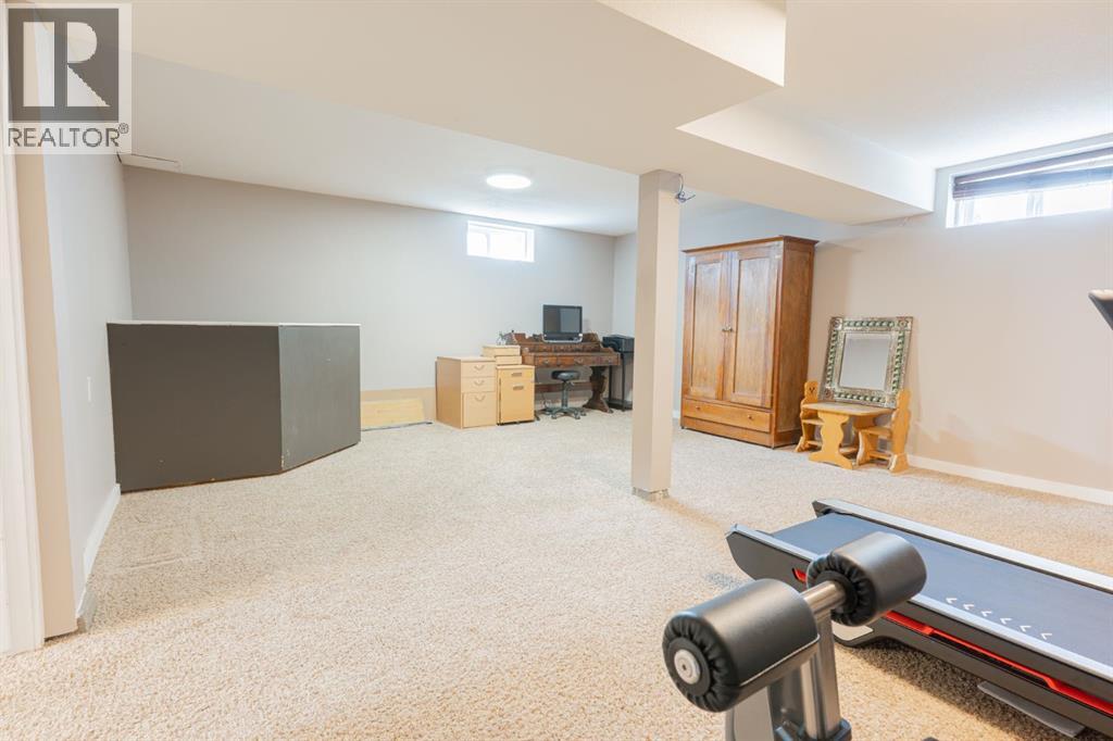 Photo 14 of 185 8 Street Nw, Medicine Hat AB